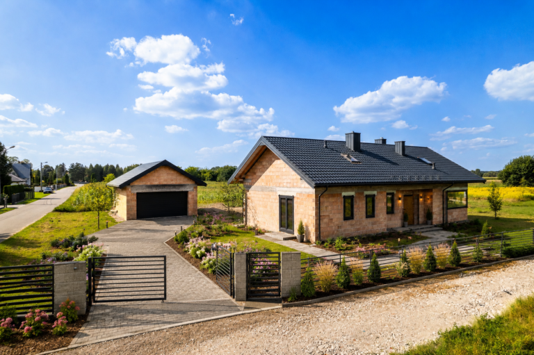 Krzyżanowice, gm. Bochnia – dom wolnostojący + garaż – stan surowy zamknięty.